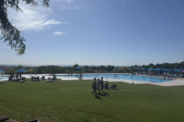Zwembad met panoramisch uitzicht op Vilanova Park