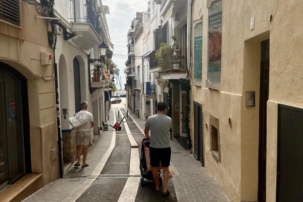 Smal straatje in Sitges richting de zee