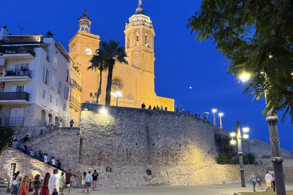 Verlichte kerk van Sitges bij avond