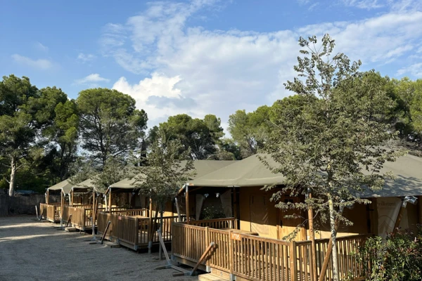 Laantje met Villatent Cottages op Vilanova Park
