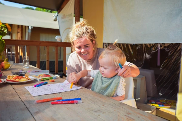 geuldal-buiten-nomdad-terras-mama-en-baby