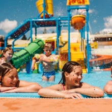 Kinderen Spelen In Buitenzwembad Met Waterattracties