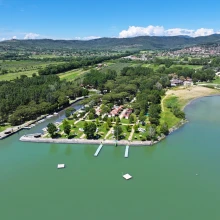Luchtfoto Van Punta Navaccia Aan Het Trasimenomeer